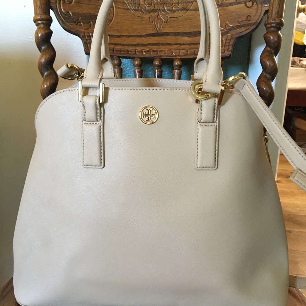 Selling a brand new Tory burch bag!